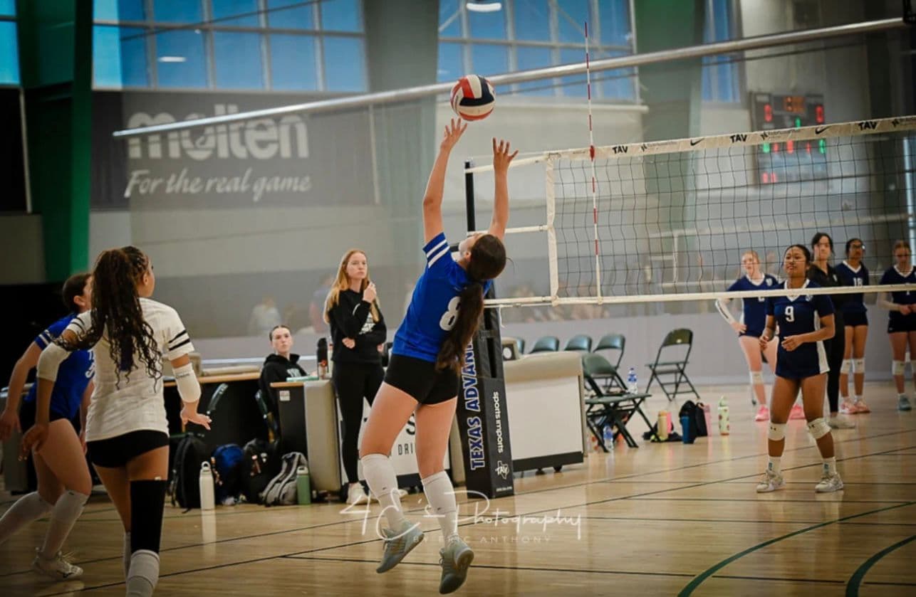 Ivana Oquendo playing volleyball